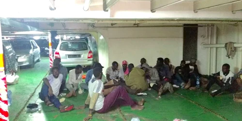 Refugiaţi migranţi pe nava Nivin Sursa SLN