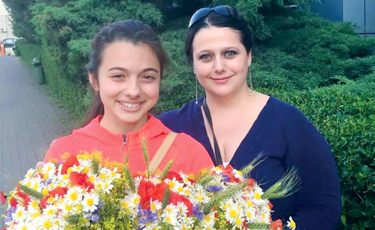Laura Bretan este nedespărţită de profesoara ei de muzică, Nicoleta Roman