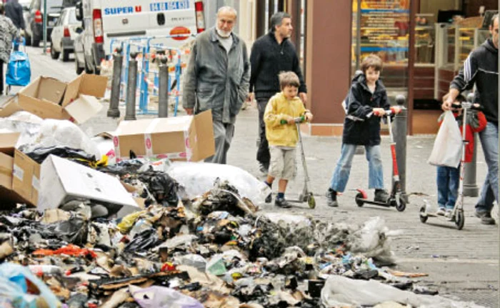 Consilierii municipali din Marsilia au fost obligaţi ieri să strângă ei înşişi gunoaiele, după a 15-a zi de grevă a gunoierilor