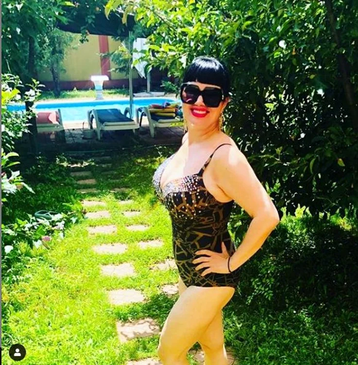A făcut furori, la piscină, cu noua siluetă, în costum de baie, având silueta din anii studenţiei