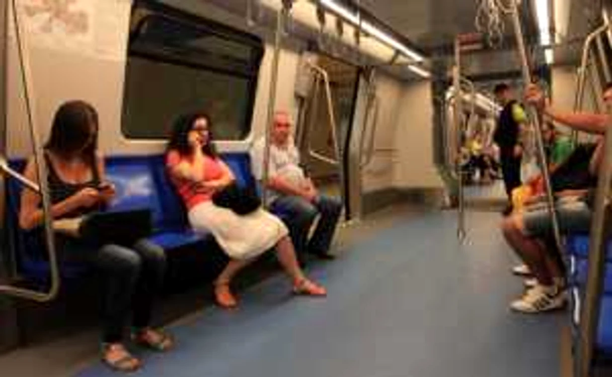 În metrou întâlneşti tot felul de oameni FOTO Arhivă