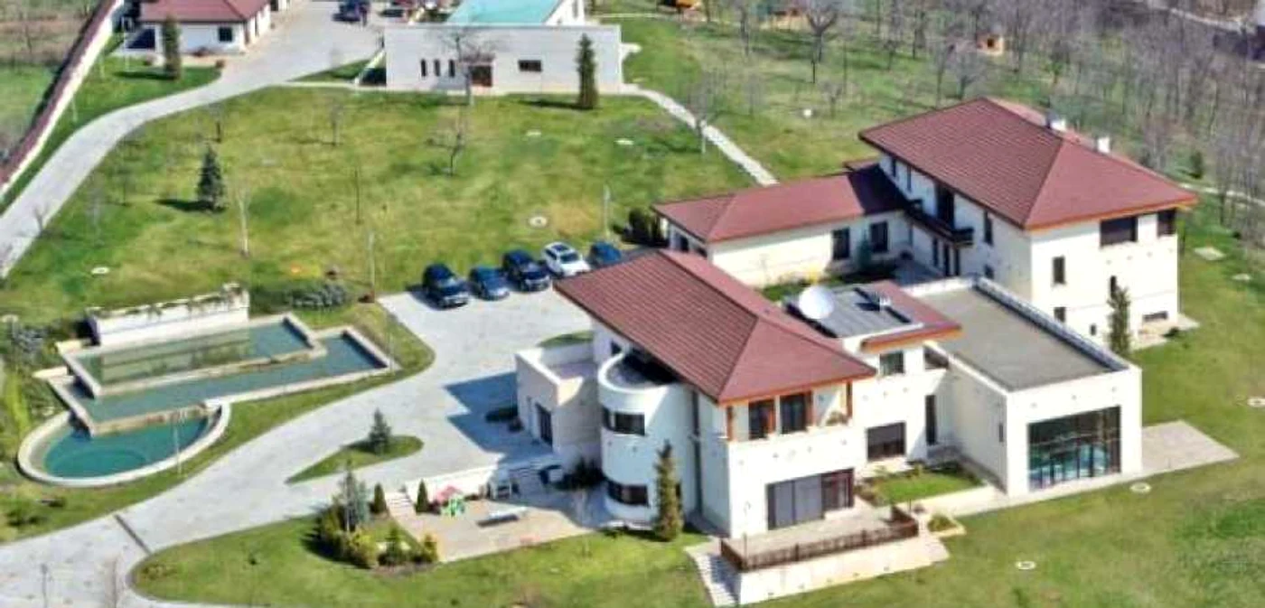 De la conacul din Păuleşti, Liviu Luca a ajuns la închisoare. FOTO Adevărul