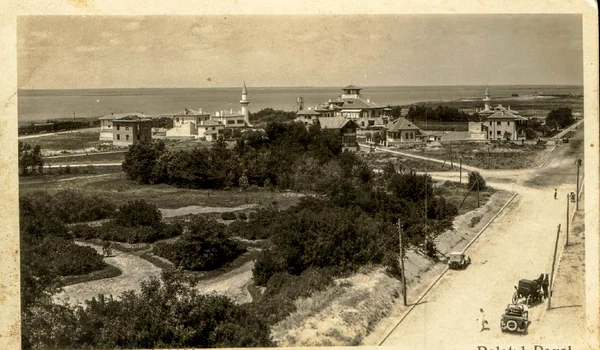 Vila lui Barbu Stirbey alături de edificiile regale din Mamaia, imagine pe o carte poștală în colecția Andrei Ștomff (© cIMeC)