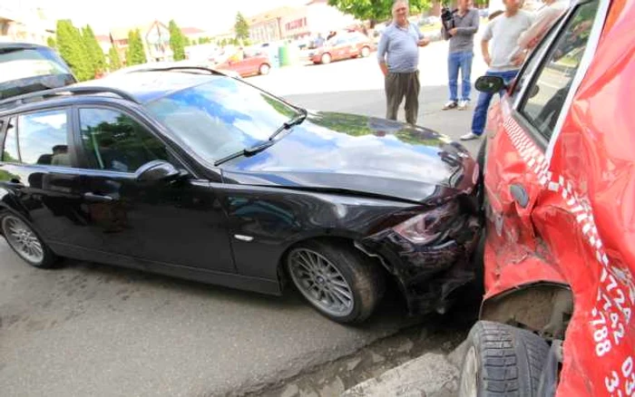 Accidentul rutier a fost cauzat de un şofer care a trecut pe linia continuă . FOTO: Daniel Guţă.