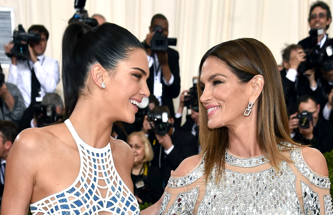 Cindy Crawford și Kendall Jenner la Met Gala 2016foto: Getty Images