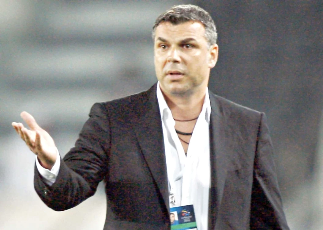 
    Cosmin Olăroiu a fost foarte aproape de a câştiga trofeul suprem din fotbalul asiaticFoto: Click!  