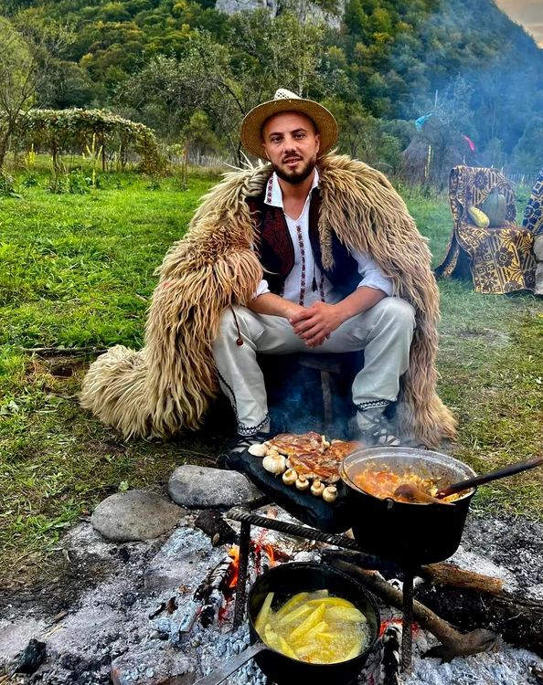 Iulian Anghel este pasionat să gătească în natură Foto: Facebook/Iulian Anghel