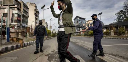 Nepalezii care încalcă carantina impusă sunt arestaţi cu un cleşte de oameni FOTO EPA-EFE / Narendra Shrestha 