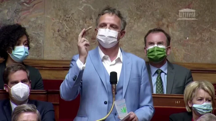 Un deputat francez a venit cu un joint în Parlament. FOTO Captură video