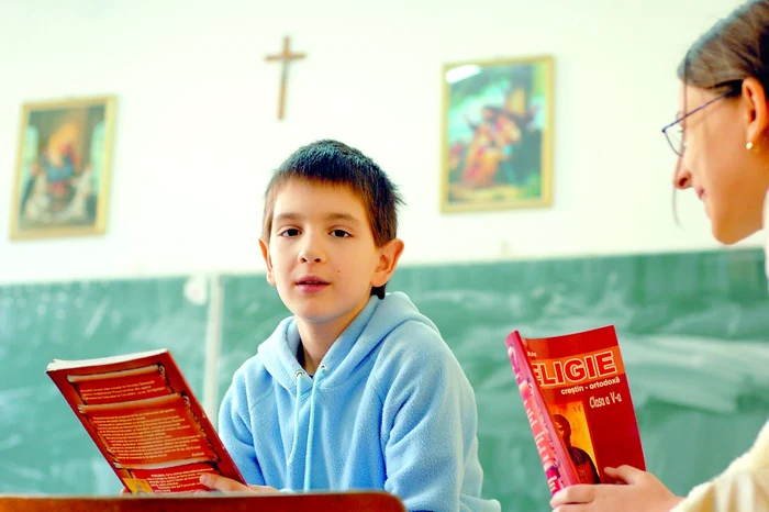 S-a trecut pe nesimţite la religia-cocardă, religia-carnet, religia-interjecţie, religia-cifră. Căci manualele actuale, cu tot cu profesorii şi elevii care le deschid, s-au dovedit drumul cel mai scurt către religia-ecuson.  FOTO Adevărul