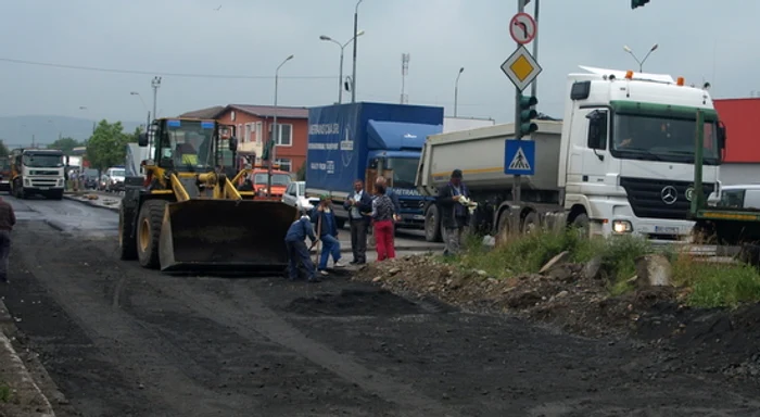A început asflatarea tronsonului din zona Gării Deva. D.G.