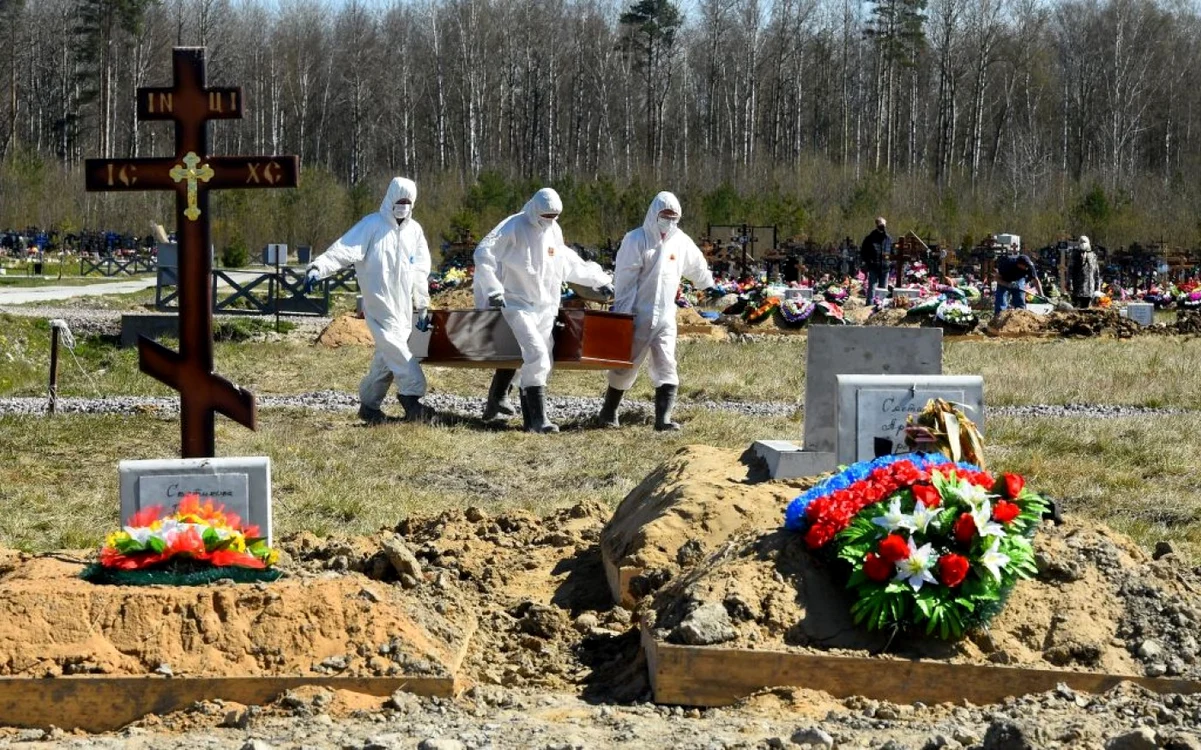 Potrivit agenţiei ruse de statistică Rosstat, peste 270.000 de persoane au murit din cauza covid-19 până la sfârşitul lui aprilie - dublu faţă de bilanţul oficial de 124.895 de morţi recunoscut în prezent de către Guvern prin bilanţuri zilnice.