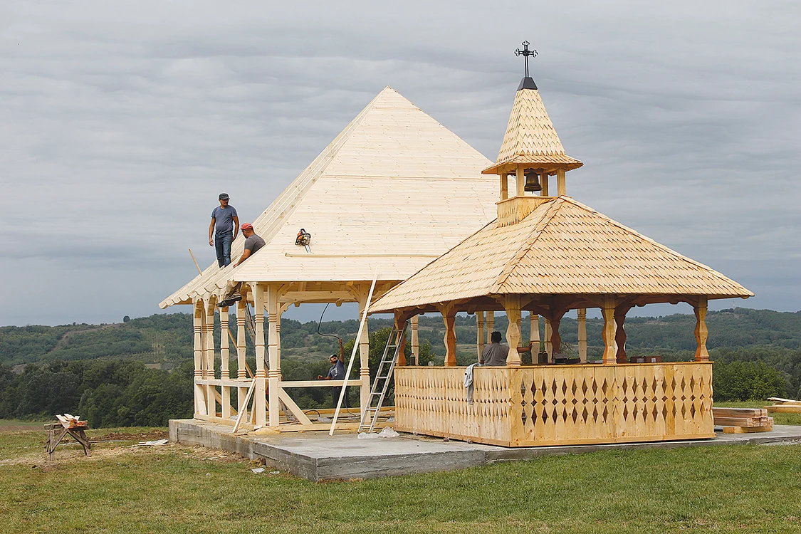 Lucrările erau joi în toi la biserica de lemn  în stil maramureșean unde se vor cununa