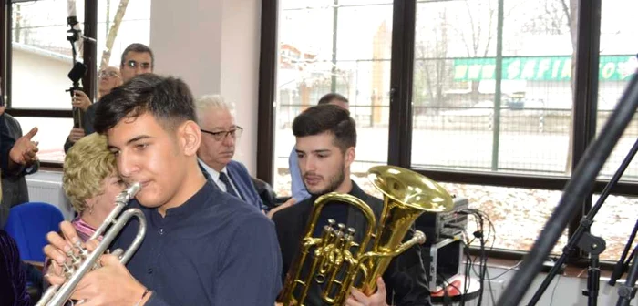 Codrin Talmaciu, alături de colegii săi, la finalul reprezentaţiei