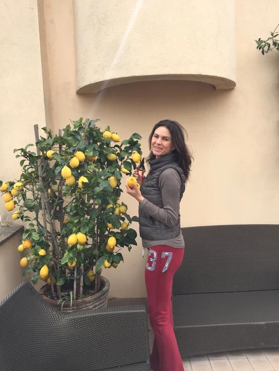 Ramona Bădescu adoră să aibă grijă de plantele ei