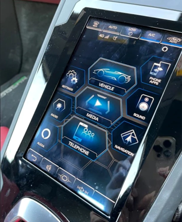 
    Software-ul Alexa instalat în computerul maşinii, dezvoltat de Amazon  