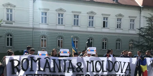 Câţiva oameni sustin la Sibiu unirea României cu rep Moldova foto sebastian zachmann