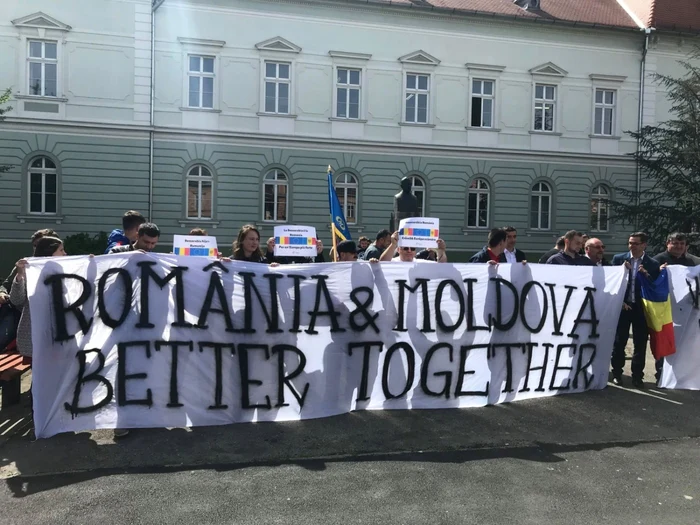 Câţiva oameni sustin la Sibiu unirea României cu rep Moldova foto sebastian zachmann