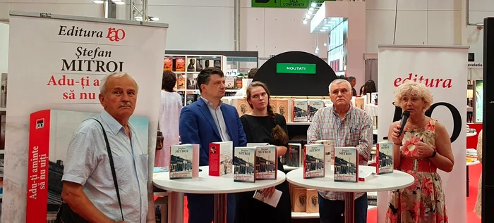 Ștefan Mitroi (dreapta mijloc)