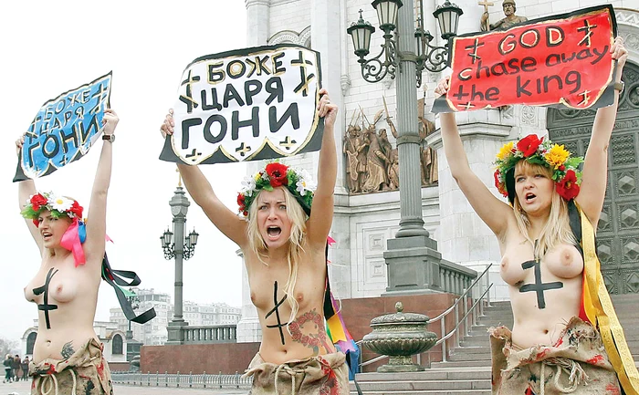 Protest în faţa catedralei  din Moscova, Rusia