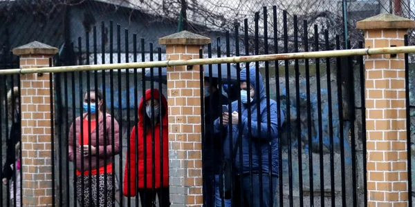Elevii revin la cursuri la scoala gimnaziala Cezar Bolliac din Bucureşti 8 februarie 2020 FOTO EPA-EFE / Robert Ghement