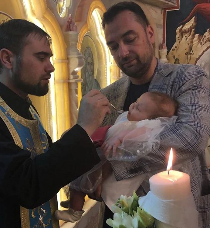 Smaranda, în brațele nașului Radu Budeș