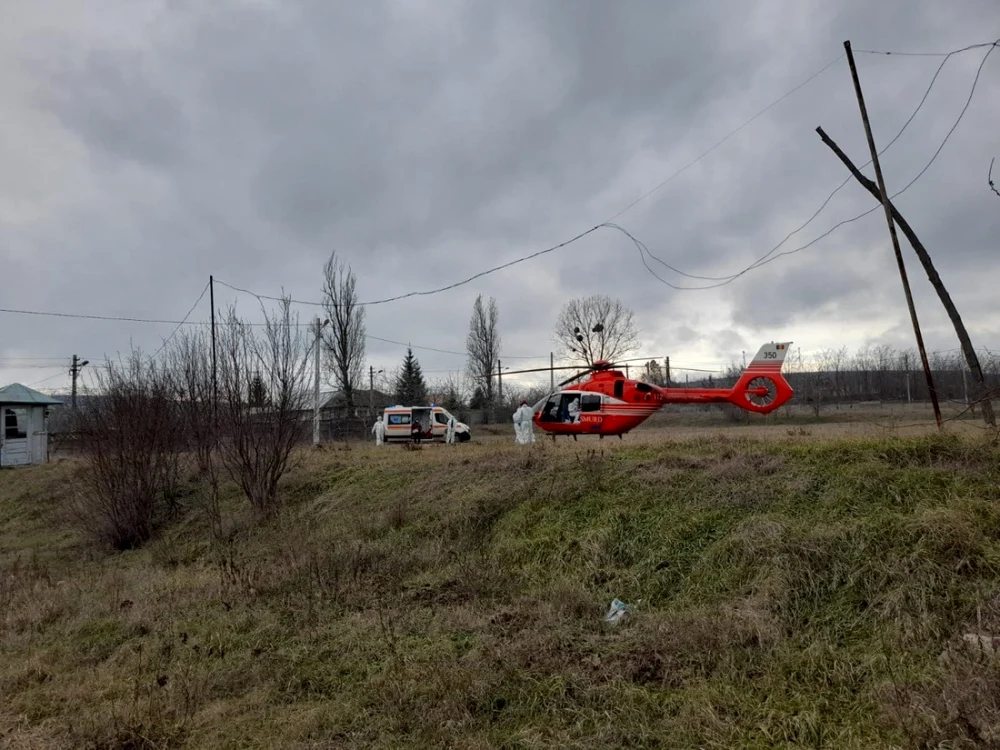 Bărbatul va fi transportat cu elicopterul SMURD la o clinică din Iaşi FOTO SAJ Vaslui