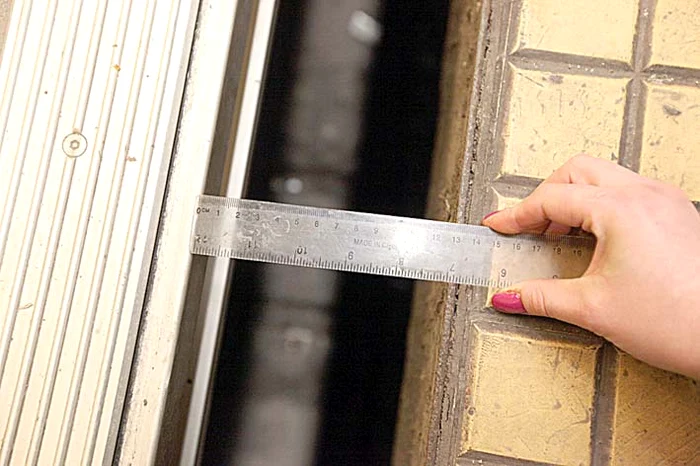 La Pipera, acolo unde nu s-a tăiat din peron, la trenurile Bombardier distanţa este de 13 cm