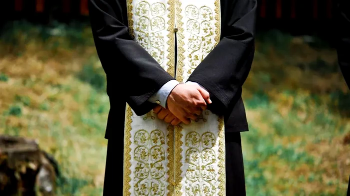 Un preot a fost bătut de un bărbat, după ce ar fi avut o relație cu soția enoriașului.