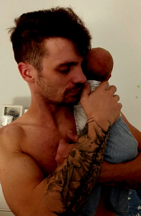 Are un bebeluș simpatic-foc. Dominic i-a readus zâmbetul pe chip