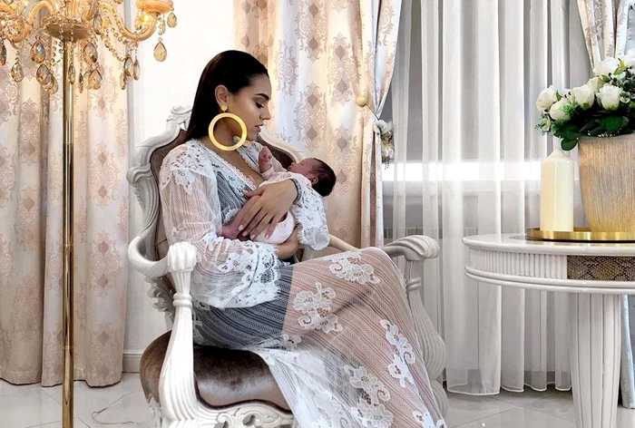 
    Carmen Simionescu în brațe cu micuța Sofia Maria RossaFoto: Facebook  