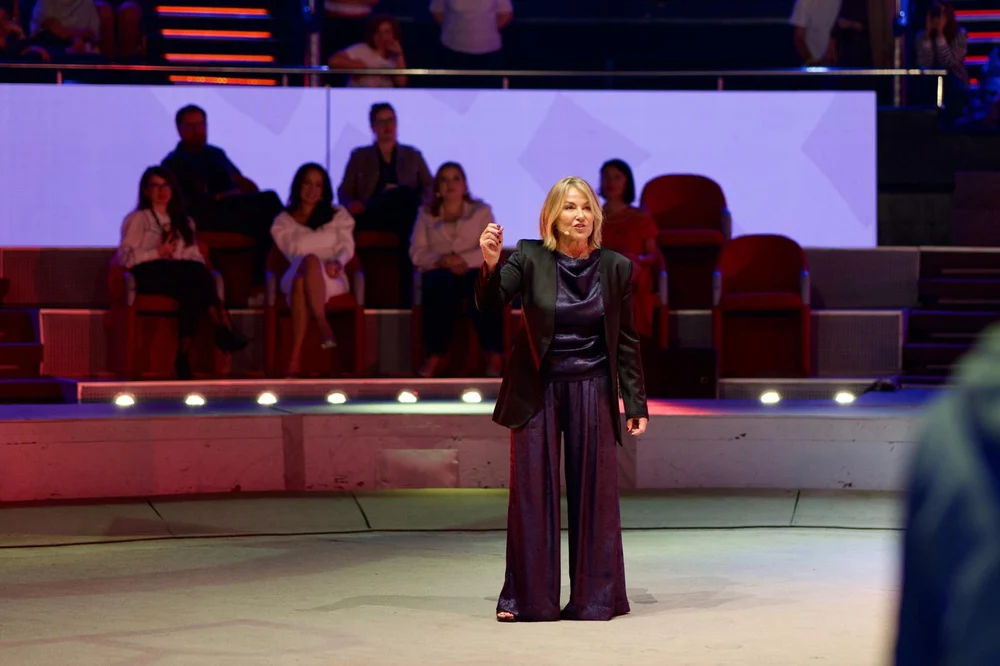 ROOTS 2025: Peste 1.400 de participanți la conferința cu Esther Perel. Primele bilete pentru ediția din 2026 s-au epuizat imediat