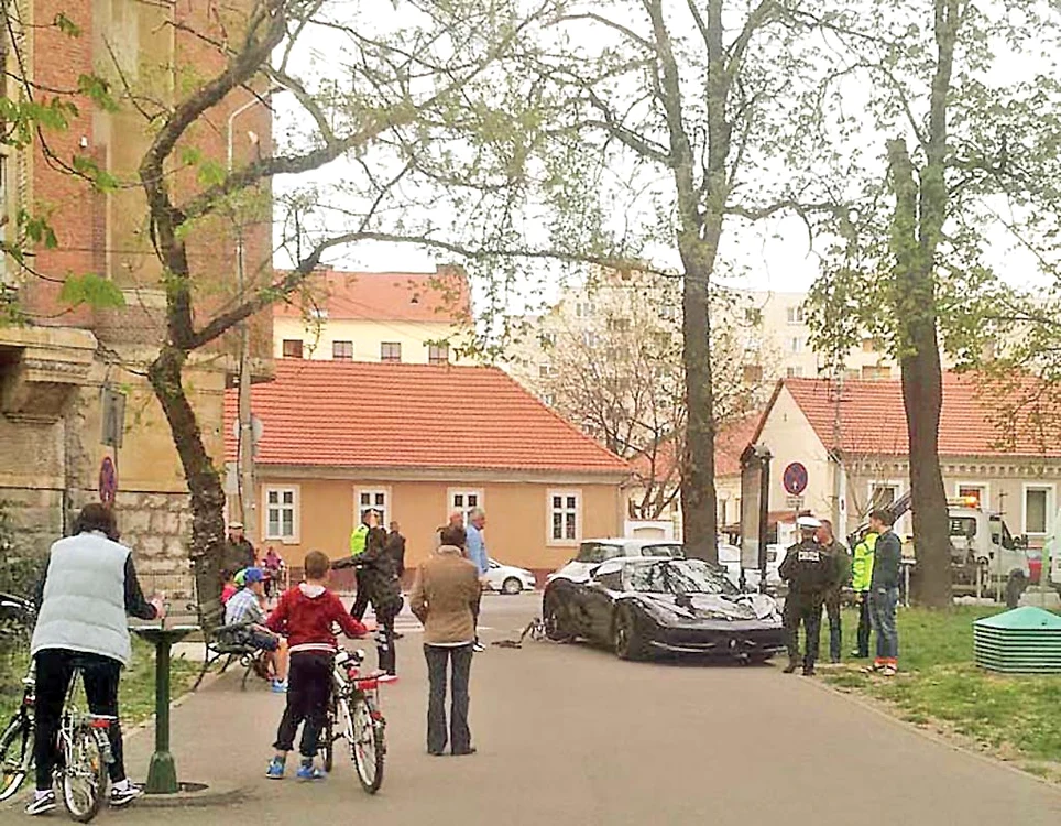 Iată cum și-a „proptit”  juniorul superbul Ferrari fix în parcul din Oradea