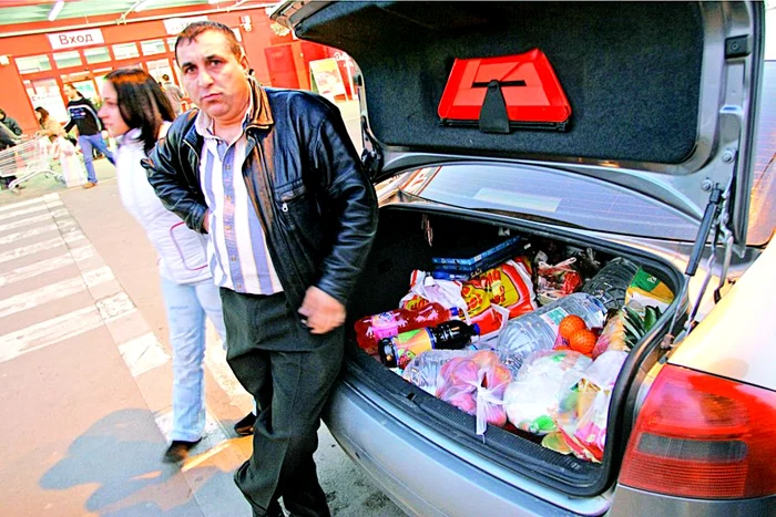 
    La sârbi, trec graniţa mehedinţenii. Aici, TVA la bunurile de consum ajunge la 18% .  