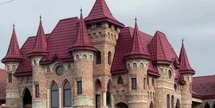 Casă/castel în Nyzhnia Apșa. FOTO: captură TikTok/@polinashtern