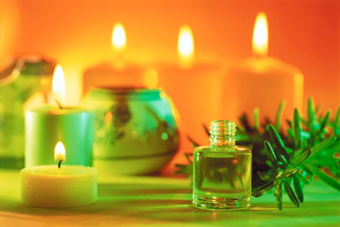 
    Uleiurile esenţiale se folosesc diluate în cadrul unor măşti naturale sau în compoziţia unor produse cosmetice  