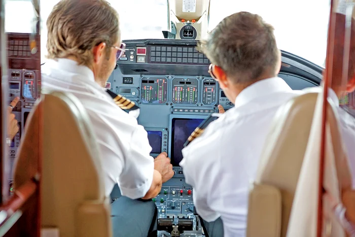 
    Colegul său habar nu  avea de intenţiile sale   