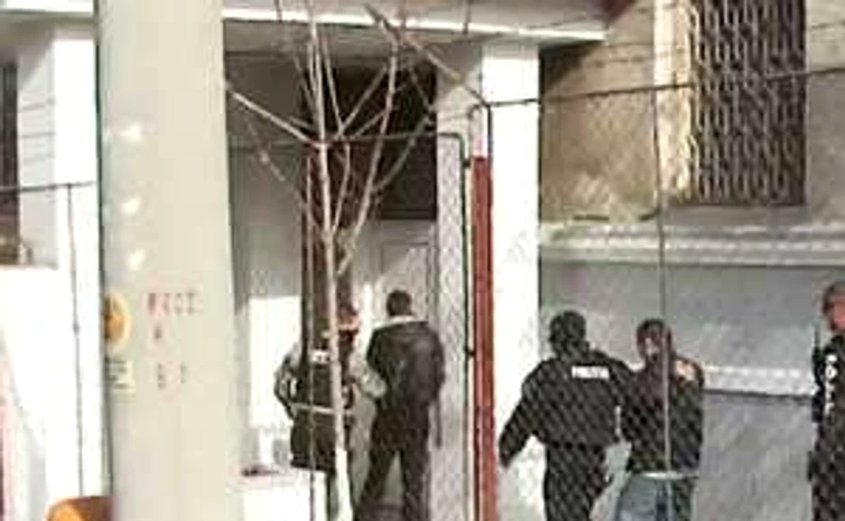 Printre cei “săltaţi” de poliţişti s-a aflat şi un pompier care a fost confundat cu un membru al reţelei