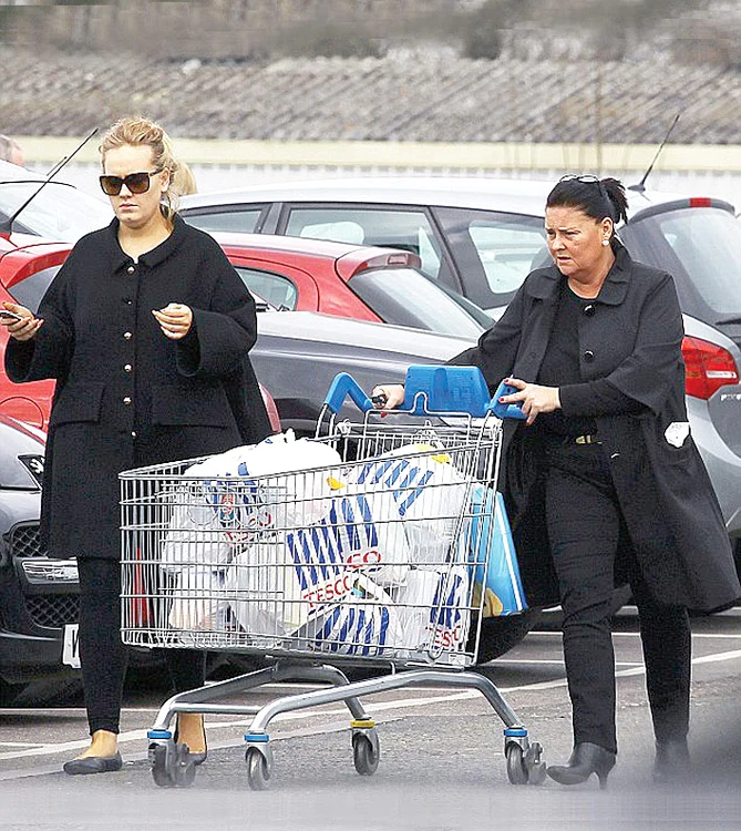 
    Cântăreaţa i-a sfidat pe paparazzi în prezenţa uriaşei de peste 100 de klogrameFoto: Guliver/Splashnews  