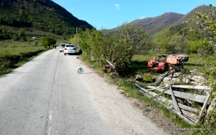 Bărbatul a fost găsit mort, sub tractor.