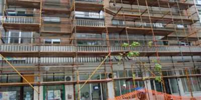 S-au sistat lucrările la reabilitarea blocurilor