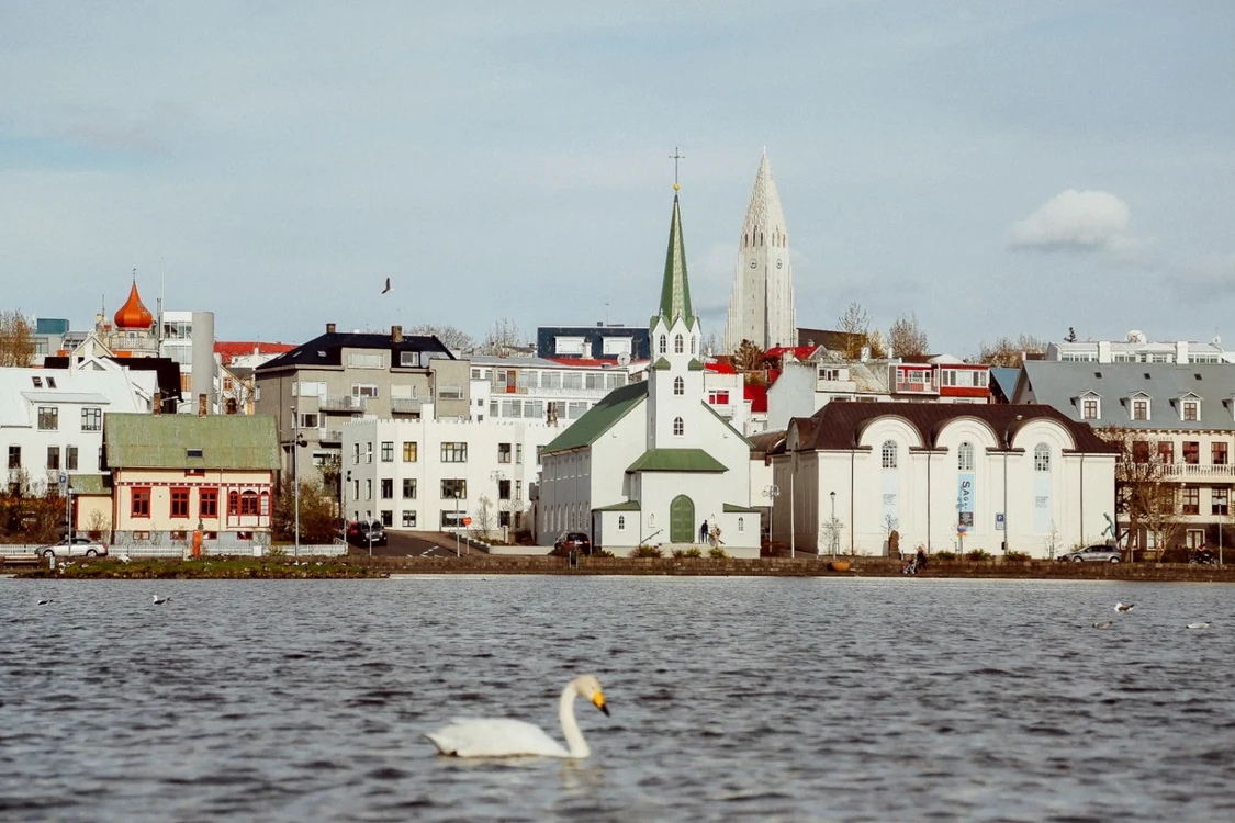 Imagine cu Reykjavik surprinsă de pe mare Foto Unsplash