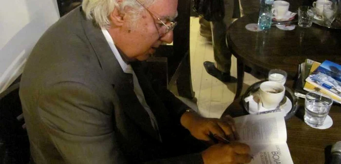 Lucian Boia, acordând autografe la Timişoara FOTO: Ştefan Both