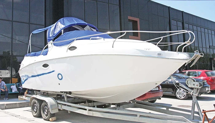 Ambarcaiunea din imagine a stat mult timp în faţa sediului OTV