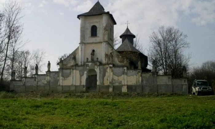 Legenda unei biserici româneşti unice în lume   jumătate ortodoxă, jumătate catolică  Bijuteria arhitectonică a fost ridicată de un boier sfâşiat de iubire jpeg