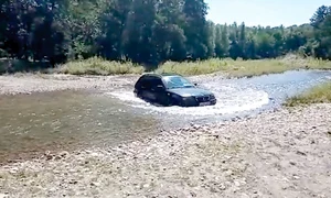 Cu maşina, direct prin albia râului jpeg