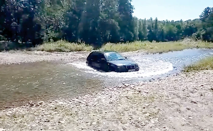 Cu maşina, direct prin albia râului