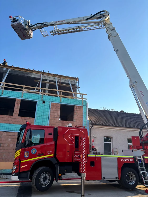 ncendiu la o clinică medicală în construcție din Oradea. FOTO: ISU