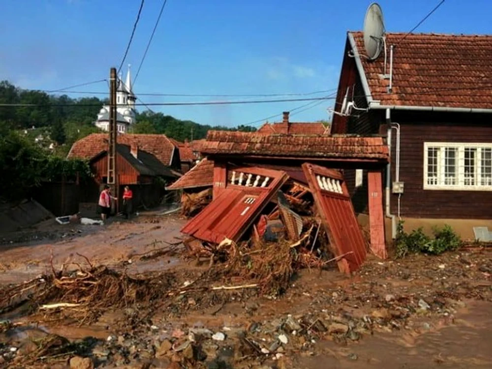 Puhoaiele au măturat totul în cale