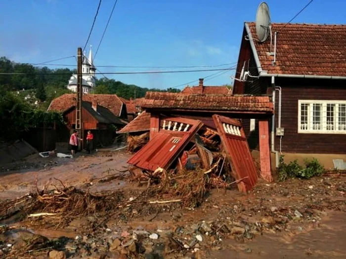 
    Puhoaiele au măturat totul în cale  